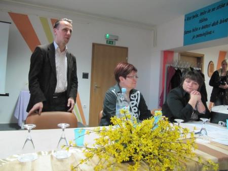 Okrogla miza Otrok v rejništvu = otrok med dvema družinama 10